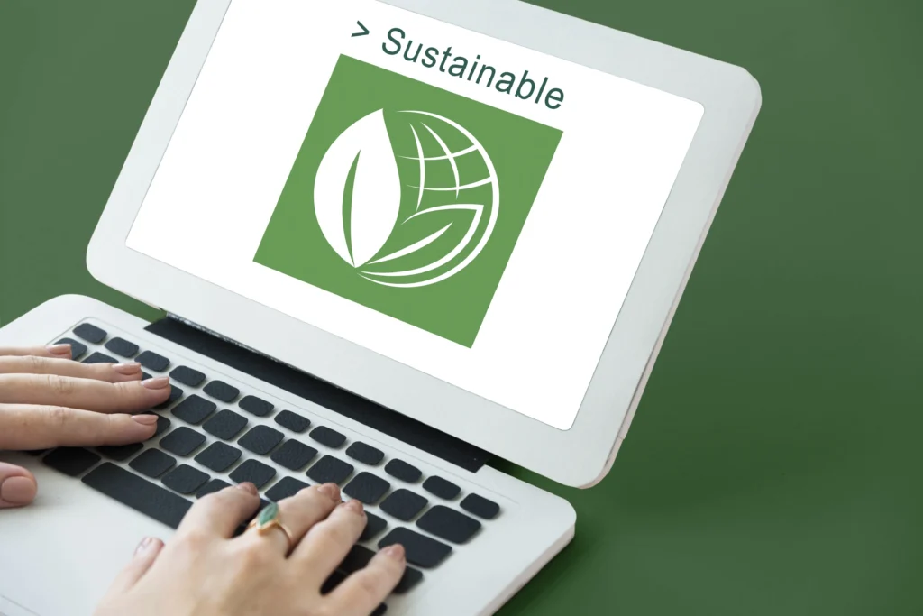 Simbolo di E-Commerce e Ambiente Dalla Carta al Digitale: un PC che evidenzia la sostenibilità nel commercio digitale moderno.
